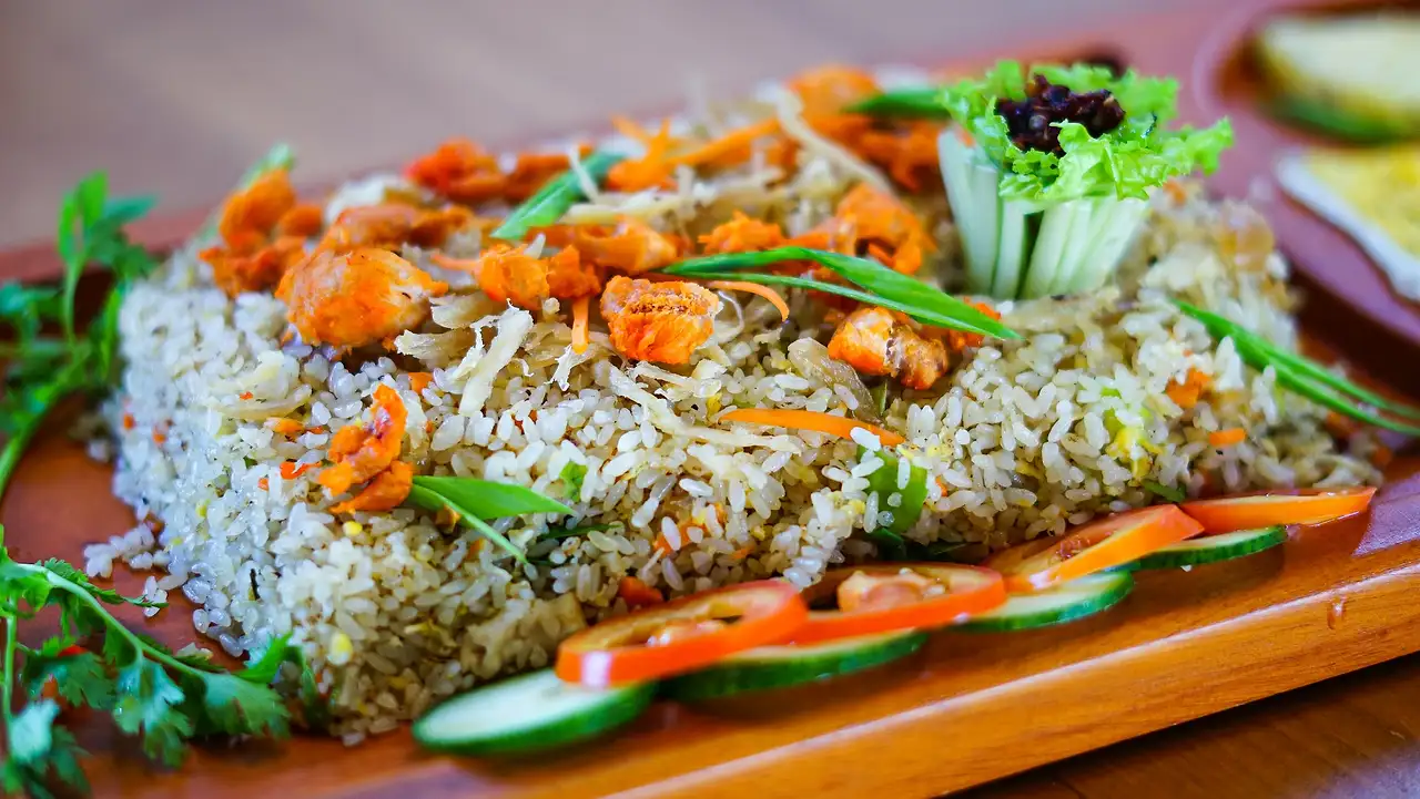 Mix fried rice with cucumber and tomato garnish